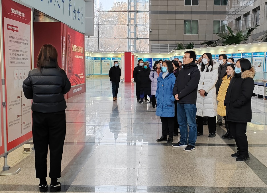 参观全面从严治党宣传教育专题展览现场照片4.png